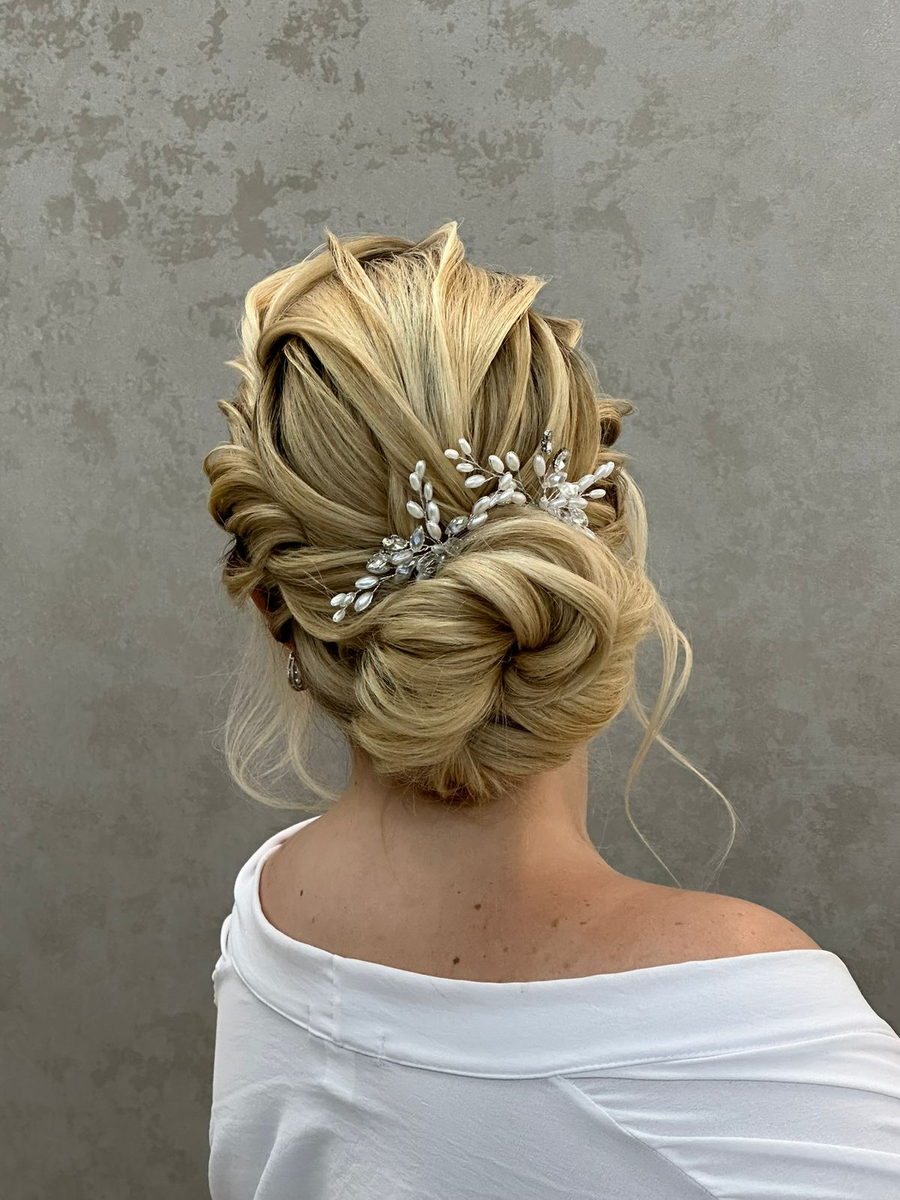 Penteado preso: coque trançado com aplique de pérolas
